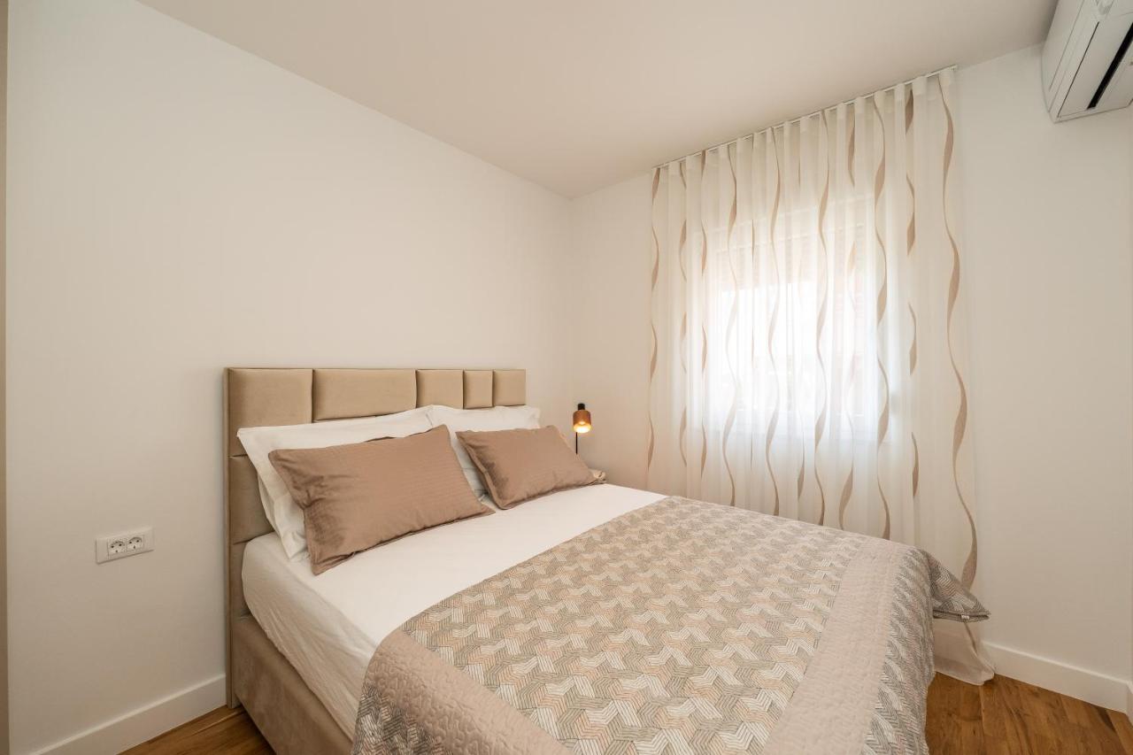 Deluxe Anita1 *